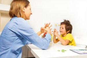 Medicamentos para tratar el autismo: imagen de una doctora con un niño