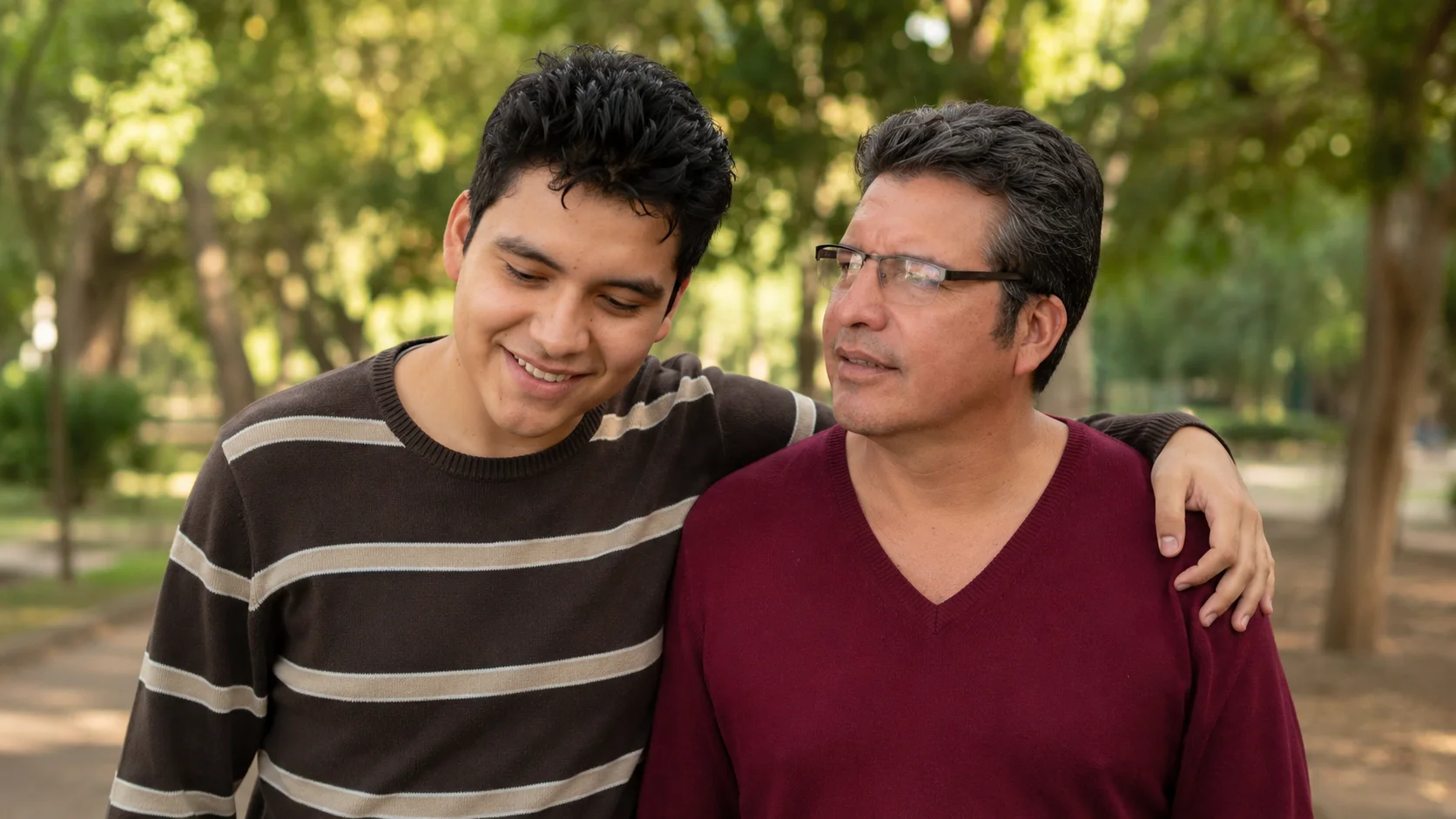 Keithon y su padre Enoc, disfrutando de un paseo al aire libre.
