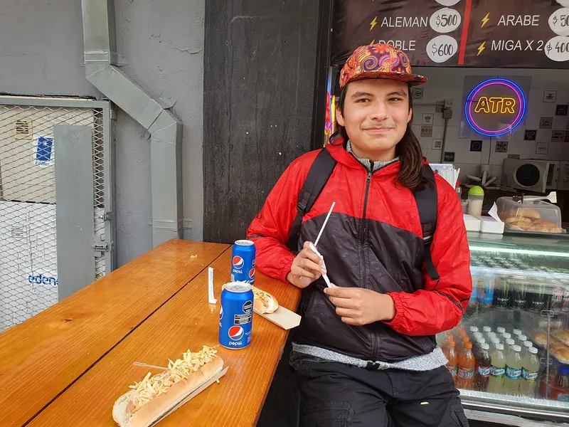 Keithon comiendo un "pancho" luego de sus terapias en Escobar, Argentina.
