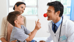 Imagen de doctor explicando sobre herencia-autismo