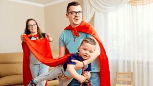 Imagen de pai brincando com seu filho. Terapia para o tratamento do seu filho autista