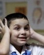 Niño cubriendose las orejas, una de las estereotipias comunes en el autismo