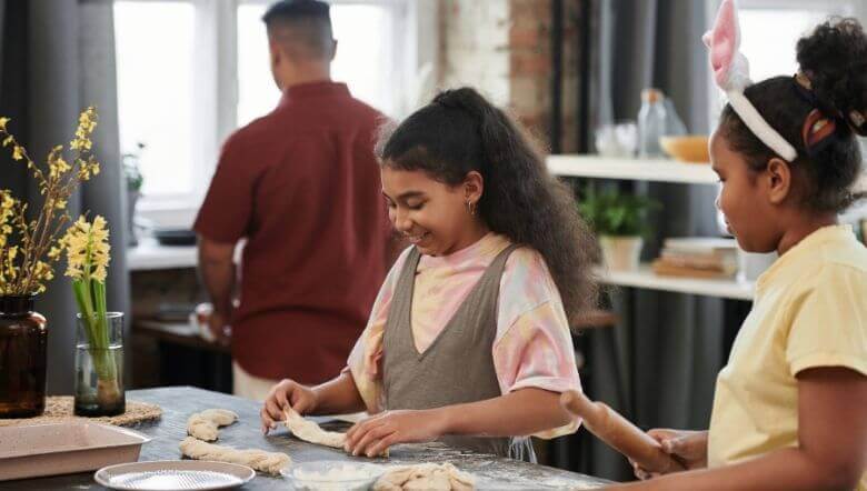 Niños experimentando la integración sensorial por medio de la cocina de panes