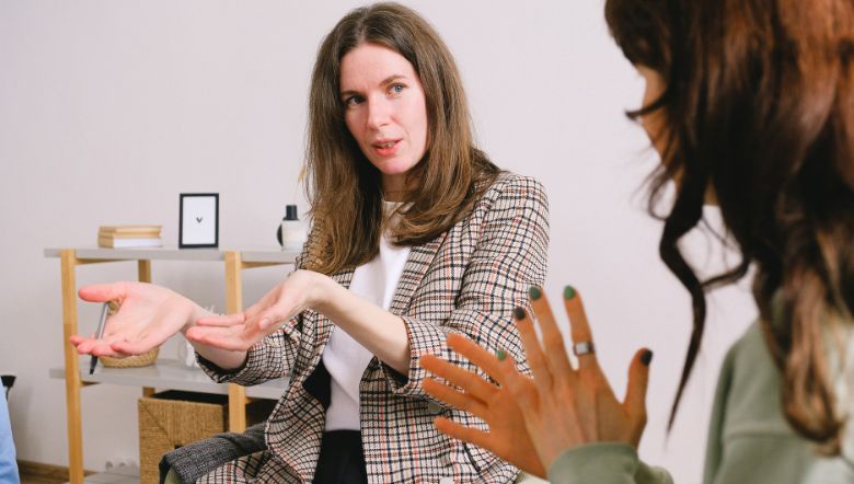 ¿Qué es la Integración Sensorial? 3 Errores que Cometemos en Casa (Y como Evitarlos) Integración sensorial y espectro autista, madre explicando