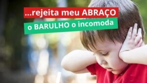 Transtorno do processamento sensorial (TPS), menino com tampa nos ouvidos